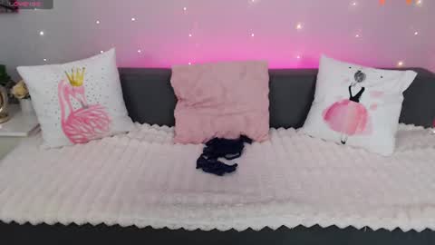 Snapshot of evarey_ chatting on June 2026 04:47:02 AM Adelina online show from June 2026 04:47:02 AM