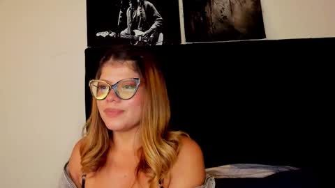 Snapshot of eve_collen chatting on November 2025 01:11:01 AM Eve collen online show from November 2025 01:11:01 AM