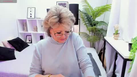 Evelyn online show from December 2025 05:12:02 AM