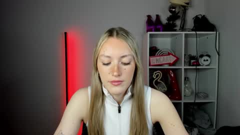 Snapshot of evelynblond chatting on June 2026 10:28:01 AM evelynblond online show from June 2026 10:28:01 AM