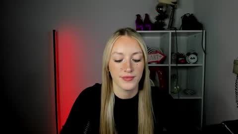 Snapshot of evelynblond chatting on June 2026 10:24:01 AM evelynblond online show from June 2026 10:24:01 AM