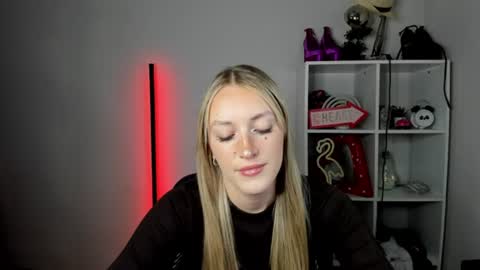Snapshot of evelynblond chatting on June 2026 12:37:01 PM evelynblond online show from June 2026 12:37:01 PM