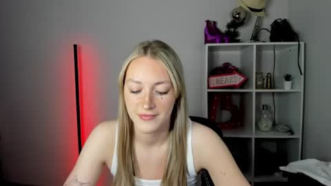 Snapshot of evelynblond chatting on July 2026 12:33:01 PM evelynblond online show from July 2026 12:33:01 PM