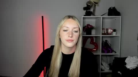 Snapshot of evelynblond chatting on July 2026 01:07:01 PM evelynblond online show from July 2026 01:07:01 PM