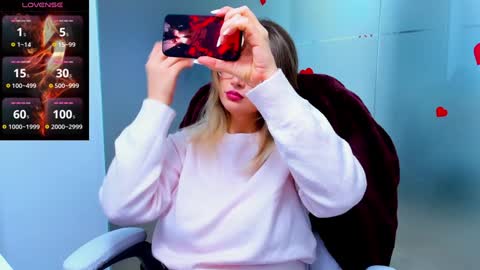 Snapshot of evelyne_rose chatting on January 2025 06:17:01 AM evelyne_rose online show from January 2025 06:17:01 AM