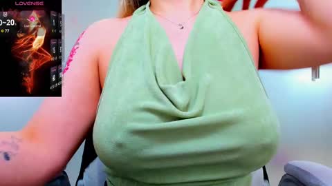 Snapshot of evelyne_rose chatting on February 2025 12:17:02 PM evelyne_rose online show from February 2025 12:17:02 PM