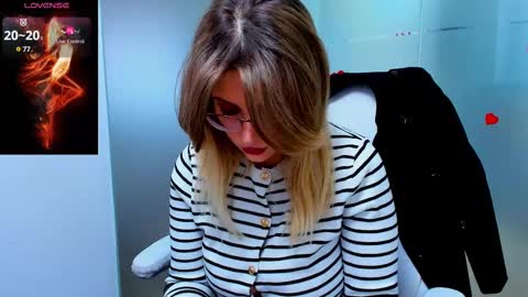 Snapshot of evelyne_rose chatting on February 2025 06:26:02 AM evelyne_rose online show from February 2025 06:26:02 AM