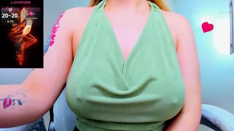 Snapshot of evelyne_rose chatting on February 2025 12:31:01 PM evelyne_rose online show from February 2025 12:31:01 PM