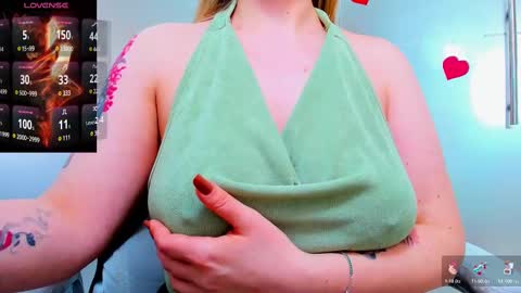 Snapshot of evelyne_rose chatting on March 2025 12:22:02 PM evelyne_rose online show from March 2025 12:22:02 PM