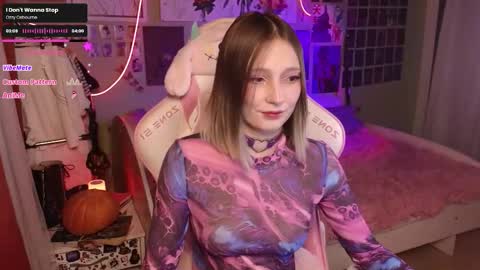 Evie online show from October 2025 08:27:02 PM