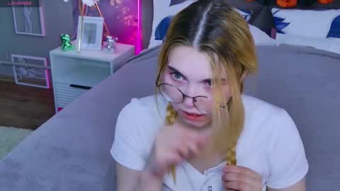 Snapshot of evie_val chatting on November 2025 03:14:02 PM evie_val online show from November 2025 03:14:02 PM