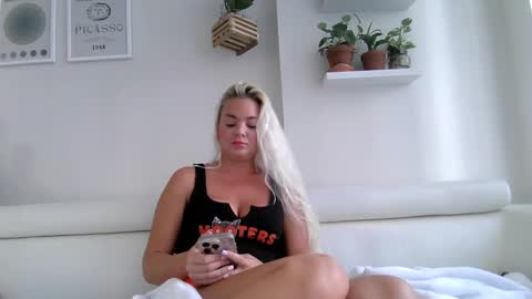 Badblondebunny online show from October 2025 09:01:01 PM