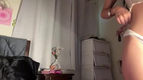 Snapshot of exoo_exoo_07 chatting on November 2025 04:04:01 AM Angela online show from November 2025 04:04:01 AM