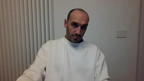 Snapshot of extr0 chatting on November 2025 10:52:01 PM Extro online show from November 2025 10:52:01 PM