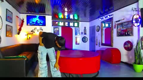 extrangers online show from November 2025 01:25:02 PM