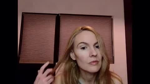 Snapshot of fanny_posy chatting on January 2025 04:05:01 PM Fanny online show from January 2025 04:05:01 PM