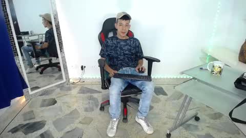 Favel Gomez online show from December 2024 01:21:01 PM