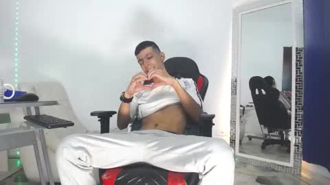Favel Gomez online show from December 2024 01:19:02 PM