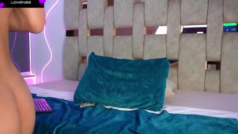 fernanda_thail_ online show from April 2026 08:09:01 PM