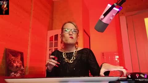 Snapshot of findom_lady_shine chatting on April 2026 06:43:02 PM Lady online show from April 2026 06:43:02 PM