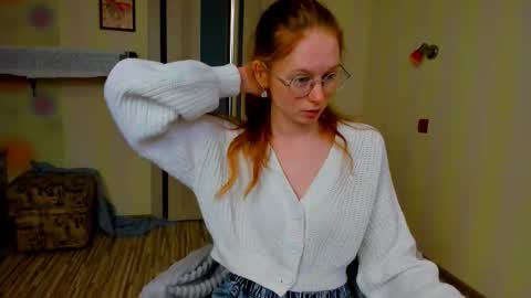 fire_luna online show from October 2025 04:43:02 AM