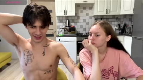 flowerscouple online show from April 2026 04:21:01 AM