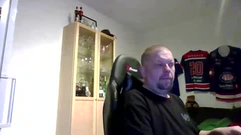 fluffy_espen online show from March 2026 05:33:02 AM