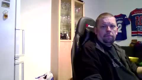 fluffy_espen online show from April 2026 08:01:01 AM