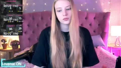 Mia online show from September 2025 10:33:02 PM