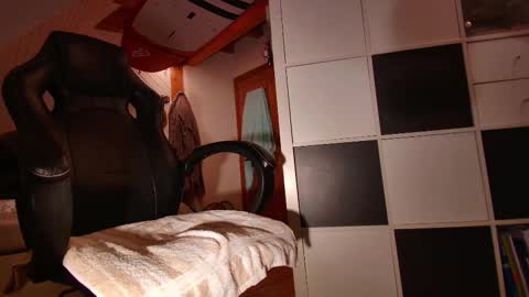 Snapshot of flyingmoon22 chatting on October 2025 04:42:01 PM Matthew online show from October 2025 04:42:01 PM