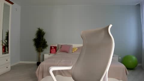 Kira online show from November 2025 02:01:02 AM