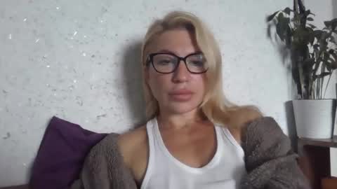 fox_red_lady7 online show from October 2025 09:41:02 AM