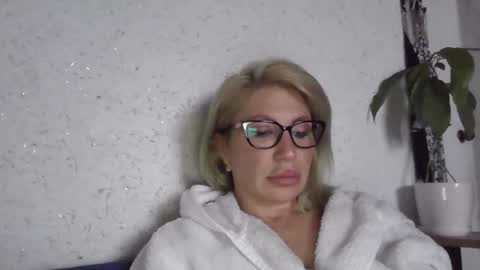 fox_red_lady7 online show from April 2026 03:40:02 PM