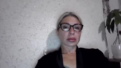 fox_red_lady7 online show from May 2026 07:15:01 PM