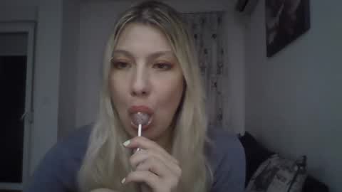 foxy_bright online show from March 2026 07:29:01 PM