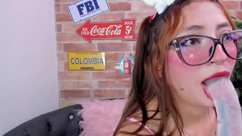 Snapshot of foxy_vilma chatting on April 2026 06:12:01 PM Miss Vilma online show from April 2026 06:12:01 PM