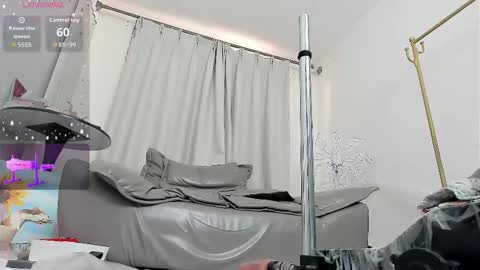 yiyi online show from December 2025 07:58:02 AM