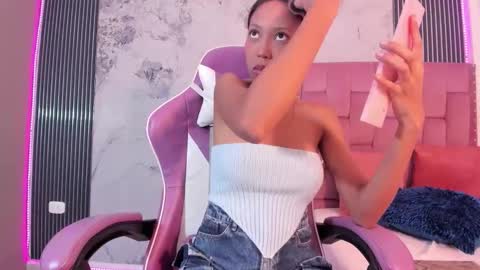 Laura online show from November 2025 07:49:02 PM