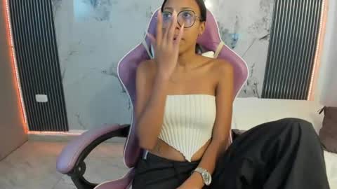 Laura online show from July 2026 07:24:01 PM