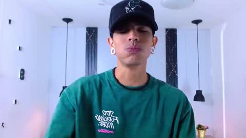 Snapshot of franvill_trato chatting on November 2025 06:43:02 PM Franvill trato online show from November 2025 06:43:02 PM