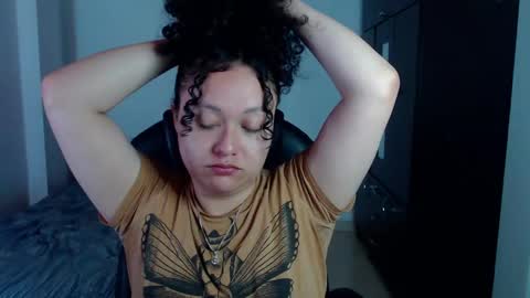 Snapshot of freud_x_louise1 chatting on December 2024 01:34:01 AM Louise  online show from December 2024 01:34:01 AM