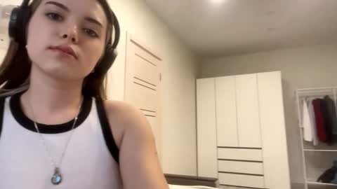 Snapshot of frosted_bloom chatting on September 2025 02:17:01 PM Emily online show from September 2025 02:17:01 PM