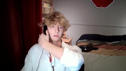 Snapshot of gayblondboy chatting on October 2025 11:29:02 PM gayblondboy online show from October 2025 11:29:02 PM