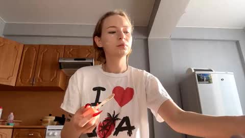 Snapshot of geneviveseay chatting on September 2025 05:21:01 AM Emmi online show from September 2025 05:21:01 AM