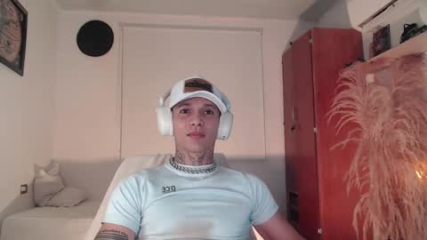 independent model online show from December 2024 05:26:02 AM