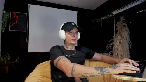 independent model online show from November 2025 05:08:02 AM