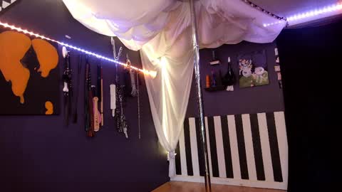 Giggles online show from March 2026 04:06:02 PM