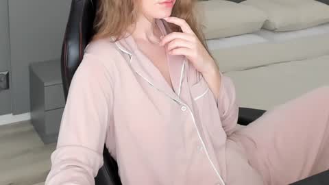 gigihadd online show from January 2025 01:11:01 PM