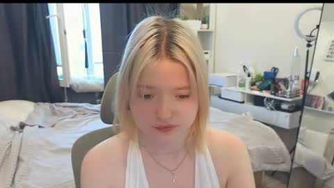 Snapshot of gimmergirls_ chatting on July 2026 04:07:01 AM Klara online show from July 2026 04:07:01 AM