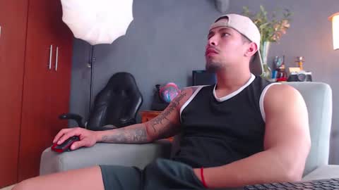 Snapshot of girge23 chatting on October 2025 06:39:02 PM piggy boy online show from October 2025 06:39:02 PM